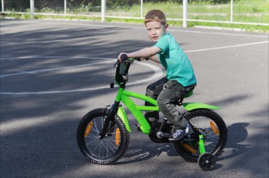  Çocuk bisiklet üzerinde