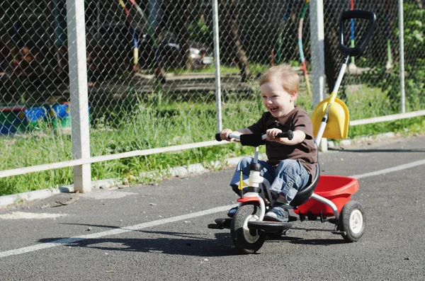 Çocuk bisikletle gidiyor — Stok fotoğraf