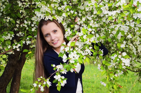 Bella donna con albero di mele — Stockfoto