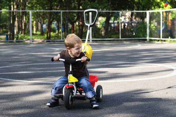 Niño va en bicicleta — Foto de Stock