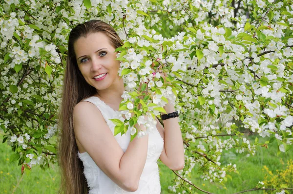 Porträtt av vacker kvinna med apple tree blommor — Stockfoto