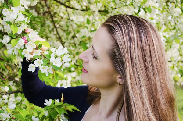 Kvinna med apple tree blommor — Stockfoto