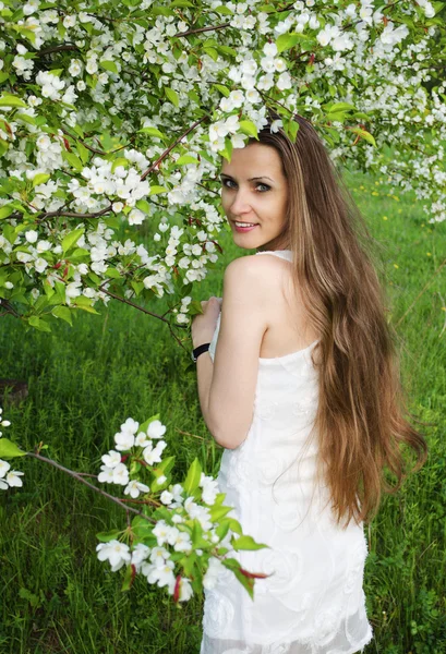 リンゴの木の花と美しい女性のポートレート — ストック写真