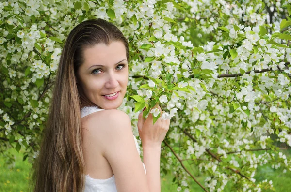  kadın r bahçede yürüyüş 