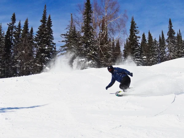 El hombre en una tabla de snowboard —  Fotos de Stock