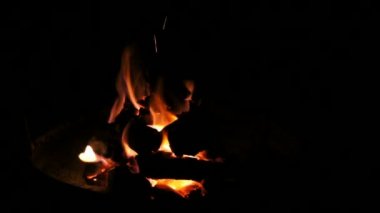 düşen kömürler ile ateş çukuru