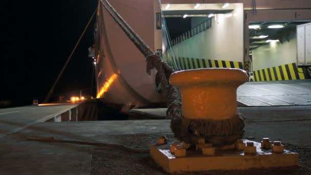 Ferry Carregando carga durante a noite — Vídeo de Stock