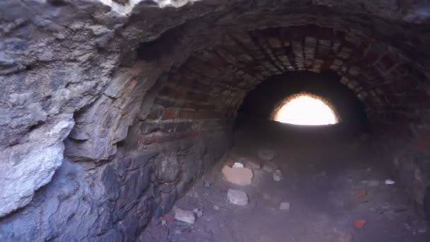 Túnel de ladrillo con luz al final — Vídeos de Stock