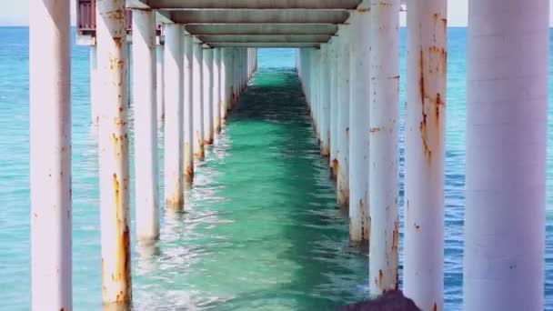 Bajo el paseo marítimo por el mar — Vídeo de stock