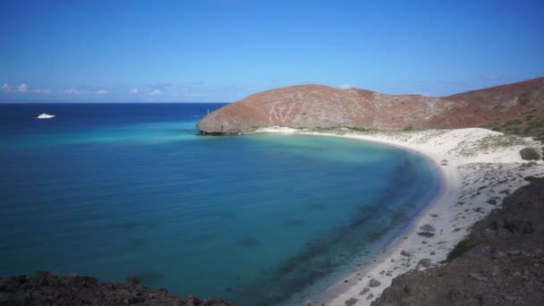 Ocean Bay with White Sandy Beach and Boat in the Water — Stock Video