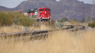 Demiryolu tren raylarda