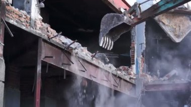 Binanın yıkılması ile bir ekskavatör
