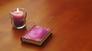 romantik kitap ve mum