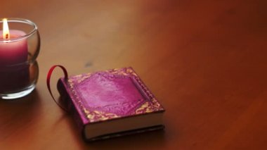 romantik mum ve kitap dolly