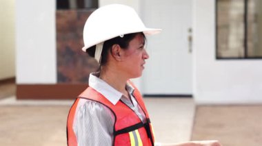 İspanyol kadın Foreman'ın gülümseyen