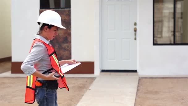 Mujer Jefe de Construcción Teléfono — Vídeos de Stock