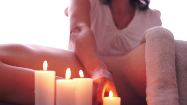 熱い蝋燭のワックスのマッサージ — ストック動画