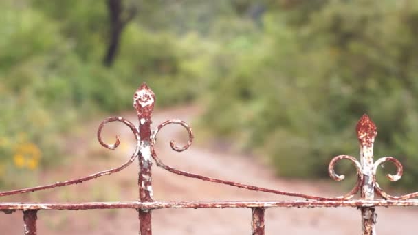 Antik yol dolly off çitlerle çevrili — Stok video