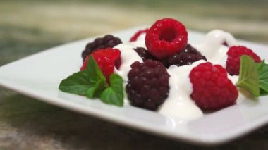 çilek kremalı ve nane tatlı bebek