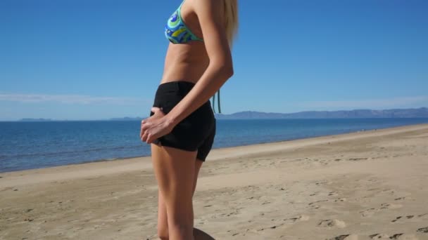 Chica playa pantalones cortos torso espalda — Vídeos de Stock