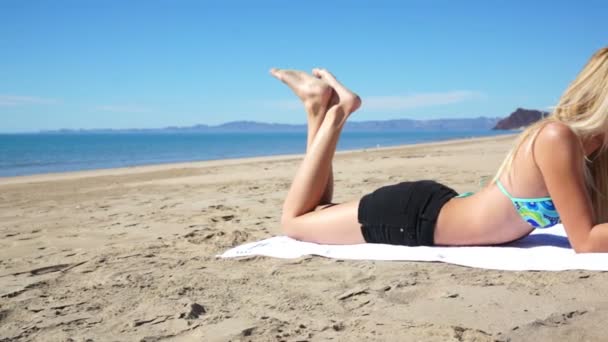 Menina calções de praia livro leigo — Vídeo de Stock