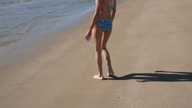 Kız bikini plaj kalp