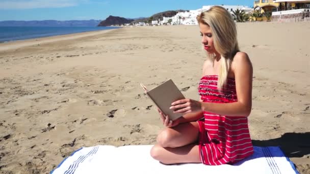 Mädchen am Strand in Sundress Lesen — Stockvideo