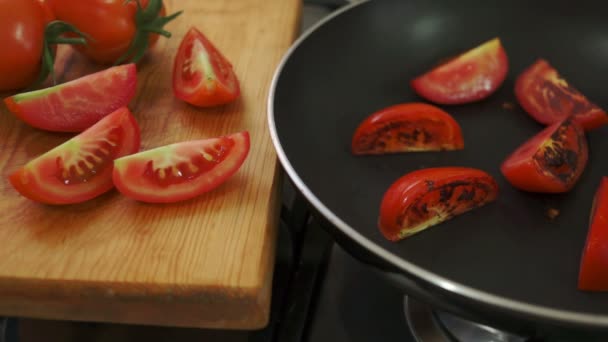 Tomates orgânicos fritos com sal e pimenta — Vídeo de Stock