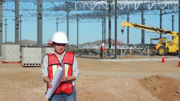 Bauingenieurin auf der Baustelle — Stockvideo