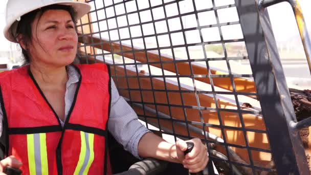 Femme industrielle sur Skid-steer sourire — Video