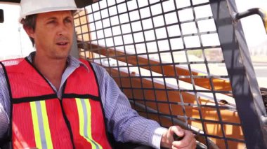 skidsteer üzerinde endüstriyel erkek işçi