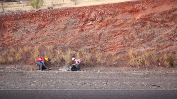 Gente limpiando basura de ángulo alto — Vídeo de stock