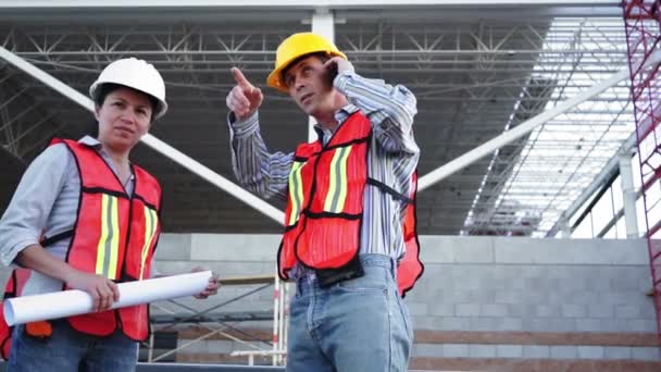 Industrial Masculino Falando Celular Telefone — Vídeo de Stock