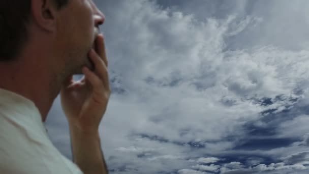 Homem preocupado contra nuvens de timelapse — Vídeo de Stock