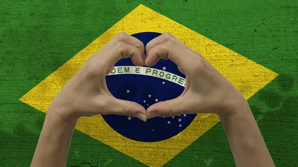 Χέρια καρδιά σύμβολο βραζιλιάνικη σημαία — Φωτογραφία Αρχείου