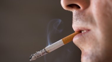 Sigara adam yakın çekim