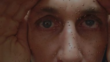 erkek eyesthrough yağışlı pencere casusluk