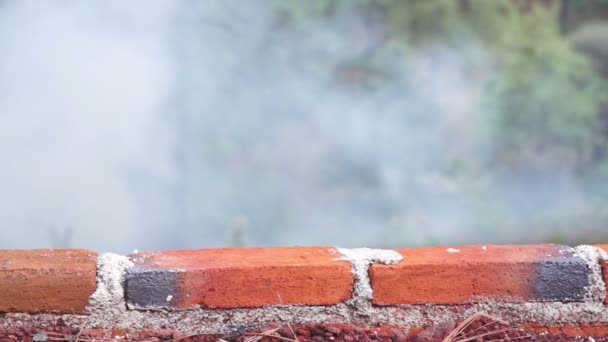 Tegelvägg med rökig bakgrund dolly — Stockvideo