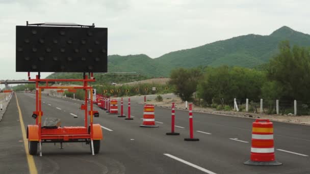 迂回路標識建設パイロン高速道路を閉じる — ストック動画