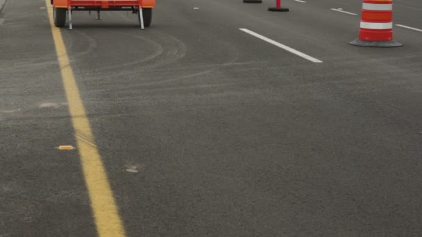 Snelweg omweg teken kantelen omhoog geen verkeer — Stockvideo