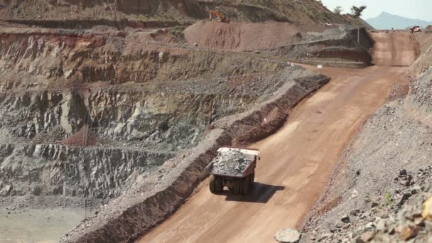 Industriell gruvdrift drag lastbil hög vinkel — Stockvideo