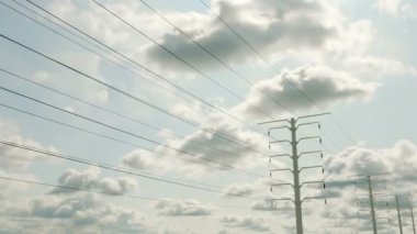 Parlak güneşli bir günde elektrik direklerinin yanından sorunsuz bir döngü animasyonuyla geçmek..