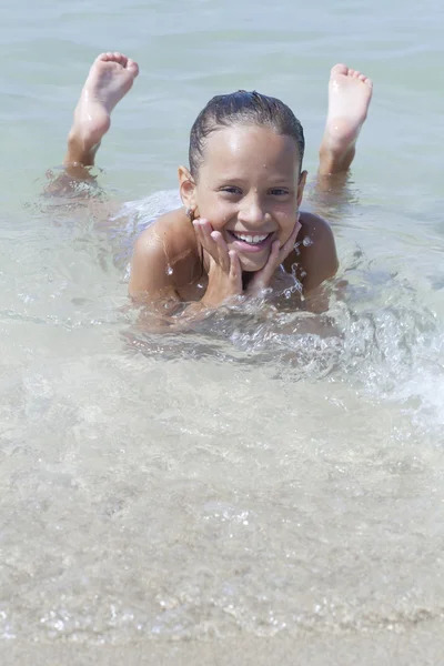 Niña pequeña en la playa —  Fotos de Stock