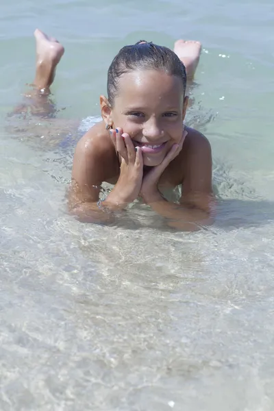 Gadis kecil di pantai — Stok Foto