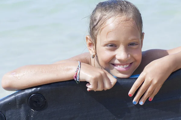 Kleines Mädchen am Strand — Stockfoto