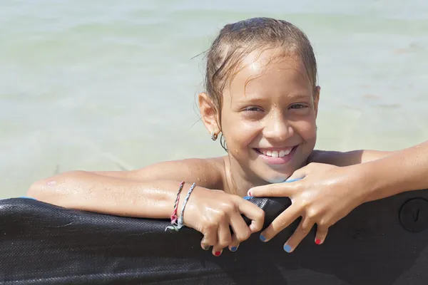 Kleines Mädchen am Strand — Stockfoto