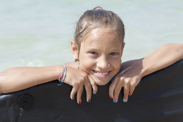 Niña pequeña en la playa —  Fotos de Stock