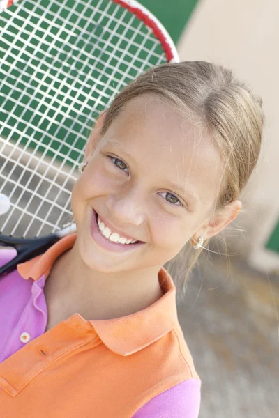Uśmiechnięte dziewczyny z rakieta tenisowa — Zdjęcie stockowe