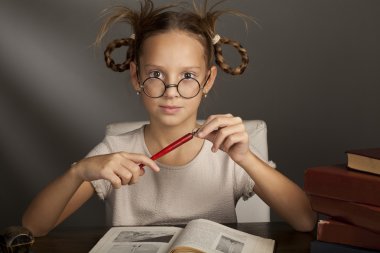 kitap yakın tablo ile sekiz yaşında kız