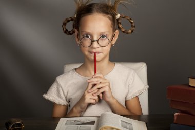 8 yıl olan kitaplar eski kız tablo